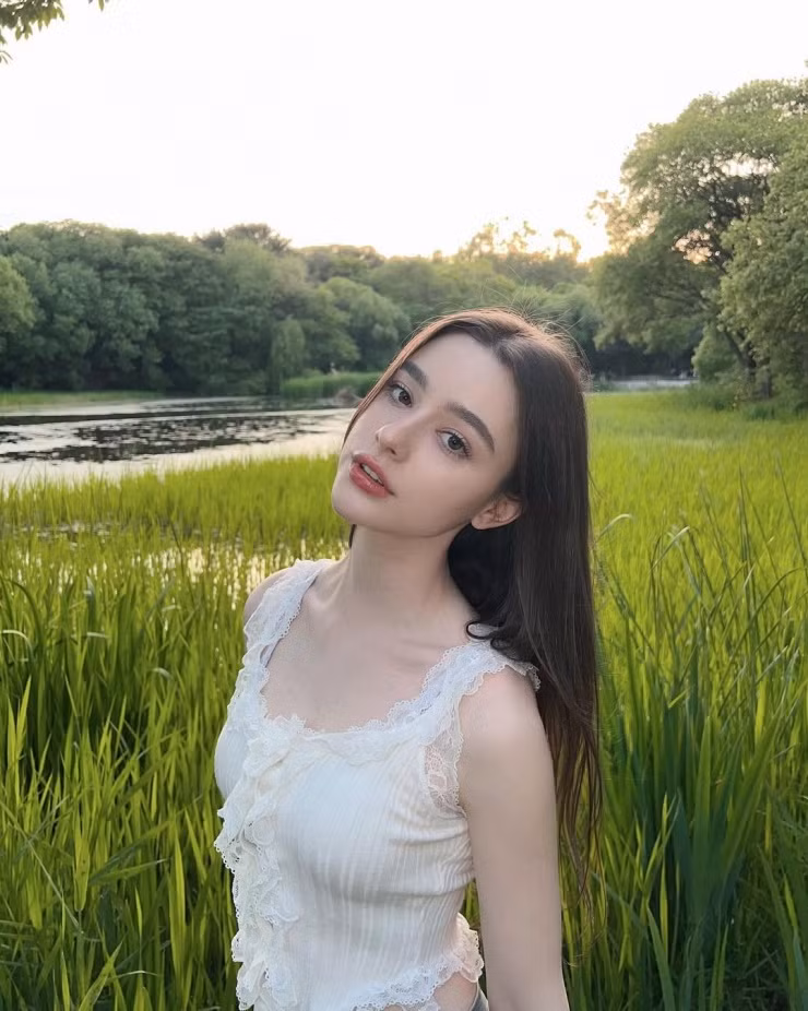 Dasha Taran sinh ngày 12/10/1999, cô nàng người mẫu Nga nổi tiếng nhờ ngoại hình xinh đẹp với hơn 2,4 triệu người theo dõi trên Instagram cá nhân.