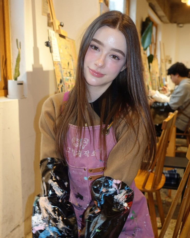 Đây không phải lần đầu tiên Dasha Taran bị nghi ngờ về vẻ đẹp hoàn mỹ với đường nét thanh tú, làn da không tì vết và đôi mắt cuốn hút.