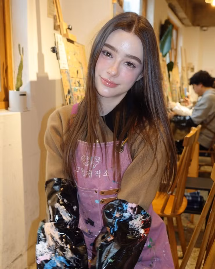 Đây không phải lần đầu tiên Dasha Taran bị nghi ngờ về vẻ đẹp hoàn mỹ với đường nét thanh tú, làn da không tì vết và đôi mắt cuốn hút.