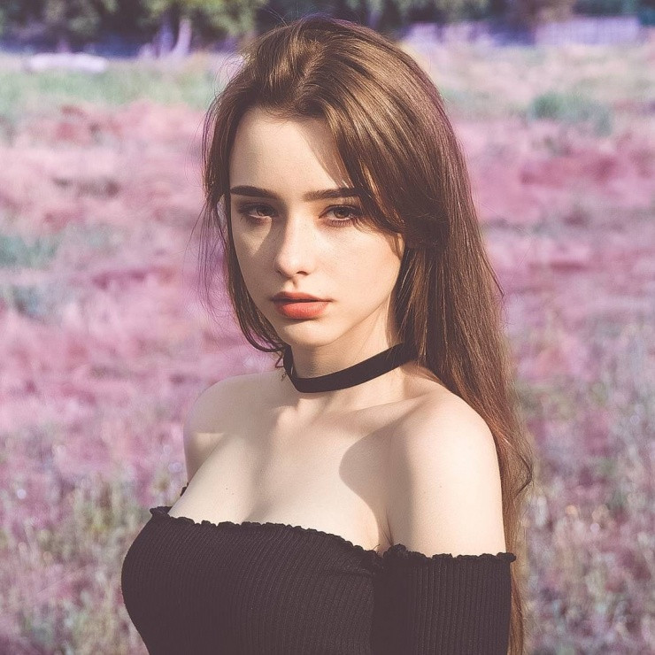 Dasha hiện sống và làm việc tại Hàn Quốc từ năm 2018 và hiện là một trong những influencer đắt giá ở đây.