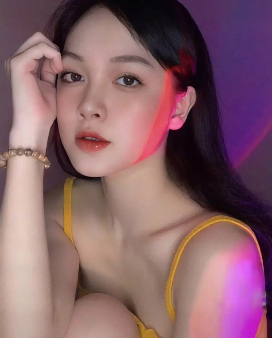 Đáng chú ý, Quế Linh hài hước cho biết cô nhận được lời tỏ tình từ “nửa kia” tại phố Tạ Hiện (Hà Nội). Cũng như bao chàng trai khác, Nhâm Mạnh Dũng ngại ngùng không nói ra lời, phải mượn bia để tỏ tình cùng bạn gái.