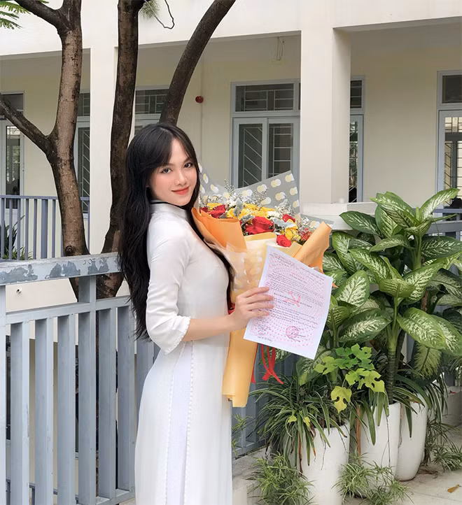 Theo đó, bạn gái Nhâm Mạnh Dũng tiết lộ, chính chàng tiền đạo chủ động bắt chuyện và tỏ tình với cô.