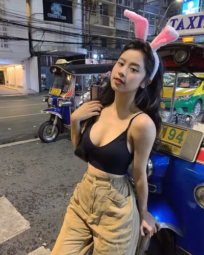 Cũng không khó để nhận thấy rằng so với trước đây, phong cách ăn mặc của Hàn Hằng có vẻ đơn giản và kín đáo hơn.