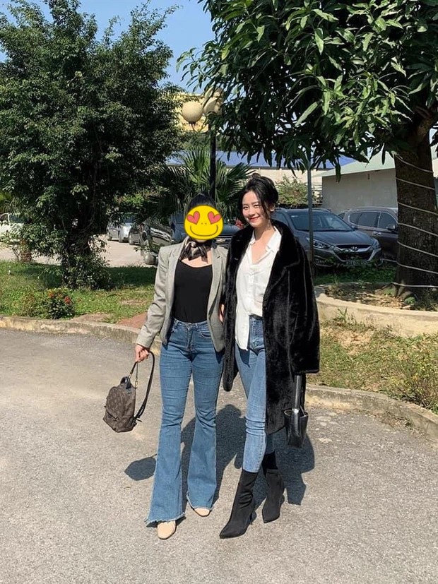 Theo thông tin mà dân mạng rỉ tai nhau, hot girl Hàn Hằng chụp bức hình này cùng mẹ và mẹ cô nàng cũng chính là người chia sẻ khoảnh khắc này lên MXH.