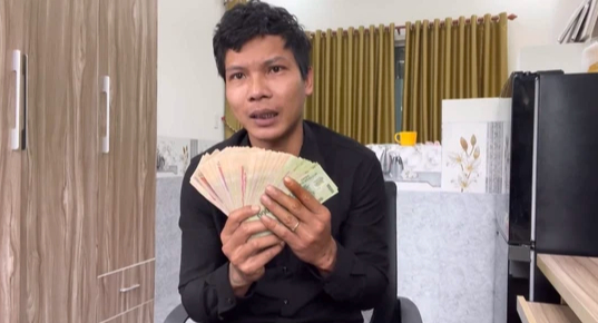 Trong video mới đăng ngày 20/2, Lộc Fuho công khai số "tiền lương" tháng vừa qua anh nhận được: Tổng tiền là 30 triệu đồng. Đây là số tiền anh kiếm được nhờ những video đăng trên Youtube.