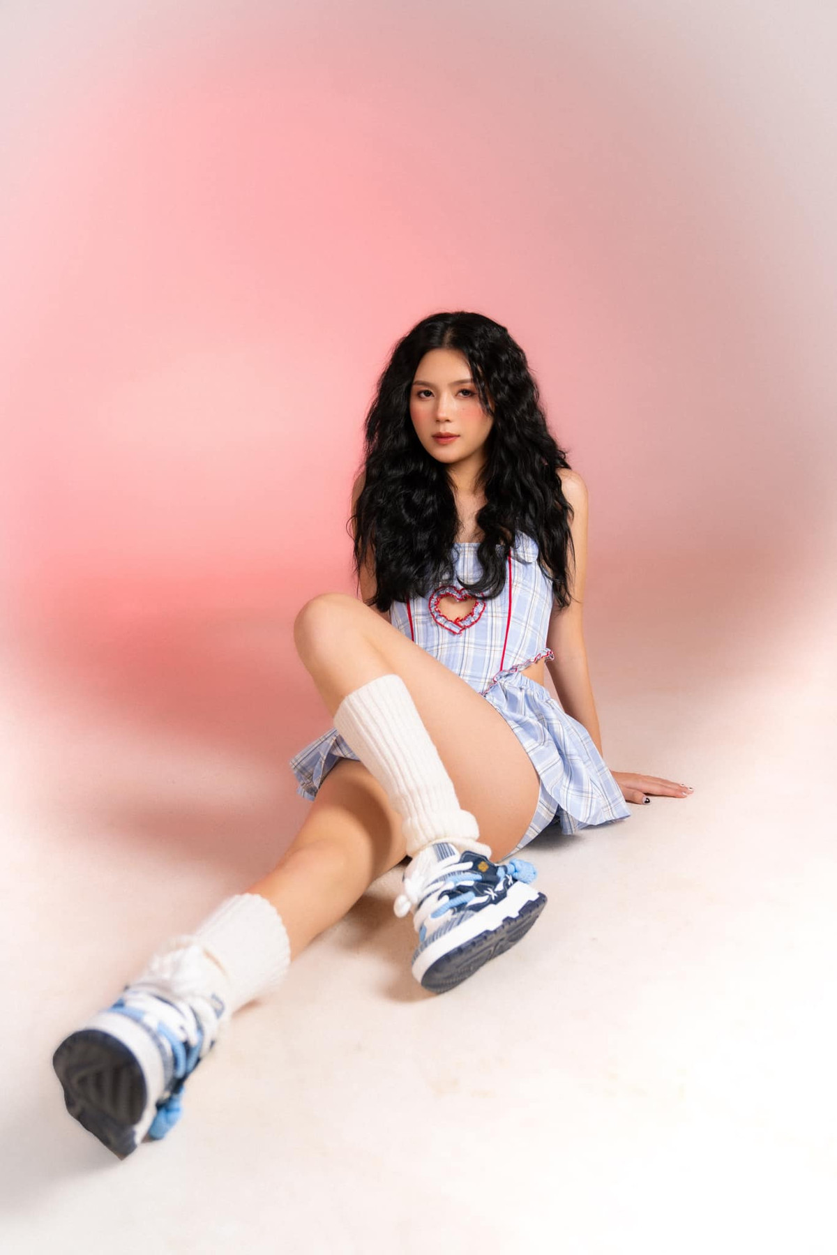 Nhan sắc của bà xã Thành Chung cũng lên “vài chân kính” khi được trang điểm đậm đà, tạo dáng kiểu tóc thời trang hiện đại.