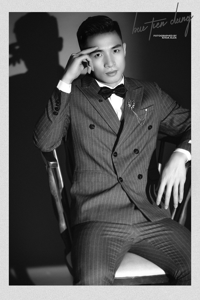 Được biết, trung vệ Bùi Tiến Dũng cùng bà xã Khánh Linh đã phải liên tục di chuyển từ Hà Nội vào Sài Gòn và ngược lại để thực hiện bộ ảnh cưới của mình.