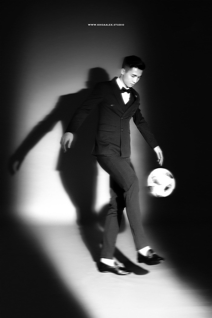 Trong bộ ảnh cưới này, chú rể Tiến Dũng đã lựa chọn cho mình một bộ vest lịch lãm, đơn giản nhưng vẫn toát lên phong thái vô cùng đẹp trai và tự tin.