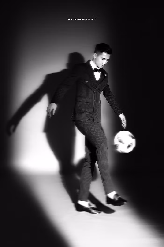 Trong bộ ảnh cưới này, chú rể Tiến Dũng đã lựa chọn cho mình một bộ vest lịch lãm, đơn giản nhưng vẫn toát lên phong thái vô cùng đẹp trai và tự tin.