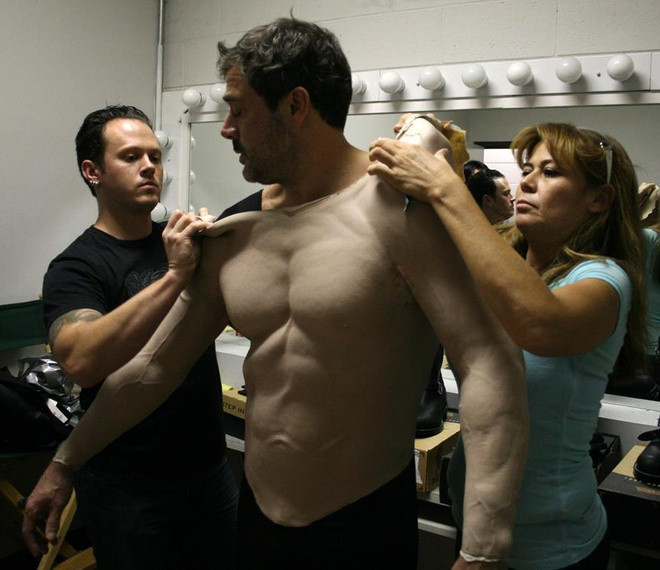 Jeffrey Dean Morgan trong Watchmen (2009): Phục trang dự án siêu anh hùng Watchmen là cơn ác mộng đối với các diễn viên do đạo diễn Zack Snyder thích sử dụng những thiết kế ấn tượng nhưng hạn chế và bất tiện. Matthew Goode công khai tỏ thái độ bất bình với phục trang dành cho nhân vật Ozymandias của anh. Nhưng Jeffrey Dean Morgan mới là người xui xẻo nhất khi phải đeo thêm thân giả, rồi mặc thêm một bộ đồ bó sát để hóa thân thành nhân vật Comedian. Bên cạnh đó, hình thể đáng ngưỡng mộ của Dr. Manhattan không phải của Billy Crudup: Anh chỉ ghi hình chuyển động phần đầu, còn phần thân thuộc về Greg Pitt - một người mẫu qua đời 6 năm sau khi phim ra mắt.