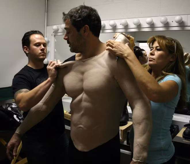 Jeffrey Dean Morgan trong Watchmen (2009): Phục trang dự án siêu anh hùng Watchmen là cơn ác mộng đối với các diễn viên do đạo diễn Zack Snyder thích sử dụng những thiết kế ấn tượng nhưng hạn chế và bất tiện. Matthew Goode công khai tỏ thái độ bất bình với phục trang dành cho nhân vật Ozymandias của anh. Nhưng Jeffrey Dean Morgan mới là người xui xẻo nhất khi phải đeo thêm thân giả, rồi mặc thêm một bộ đồ bó sát để hóa thân thành nhân vật Comedian. Bên cạnh đó, hình thể đáng ngưỡng mộ của Dr. Manhattan không phải của Billy Crudup: Anh chỉ ghi hình chuyển động phần đầu, còn phần thân thuộc về Greg Pitt - một người mẫu qua đời 6 năm sau khi phim ra mắt.