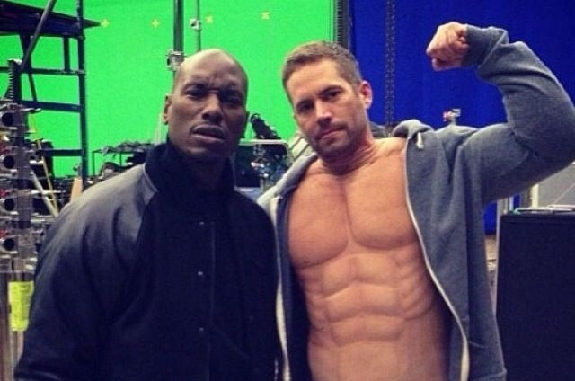 Paul Walker trong Fast &amp; Furious 6 (2013): Công ty Flex Design Customs từng cung cấp áo độn thân cho Paul Walker khi tài tử quá cố tham gia phần 6 của loạt phim hành động - tốc độ nổi tiếng. Bên cạnh đó, Kim Kold - người vào vai sát thủ Klaus dưới trướng trùm phản diện Owen Shaw - vốn sở hữu thân hình rất đồ sộ. Dù cũng đô con không kém, diễn viên đóng thế của anh vẫn phải mặc thêm đồ độn trước ống kính.