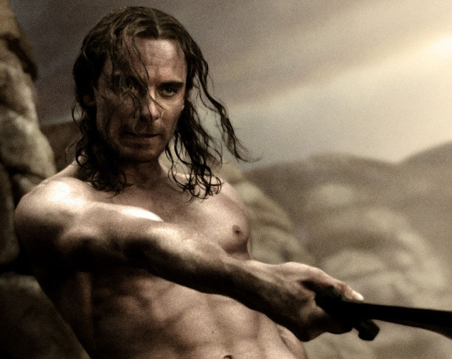 Nhiều diễn viên trong 300 (2006): Không thể phủ nhận công sức của dàn diễn viên 300 khi quá trình khổ luyện của họ đã tạo cảm hứng cho vô số người hâm mộ noi theo. Song, dù các diễn viên đã có hình thể đạt chuẩn, đoàn phim vẫn dùng thêm một số mánh khóe để giúp phần nhìn trông ấn tượng hơn, như trang điểm cho cơ bắp, nhuộm da nâu... Sau khi 300 ra mắt, tác phẩm còn bị một bộ phận công chúng nghi là dùng kỹ xảo để tăng cơ cho nhân vật.