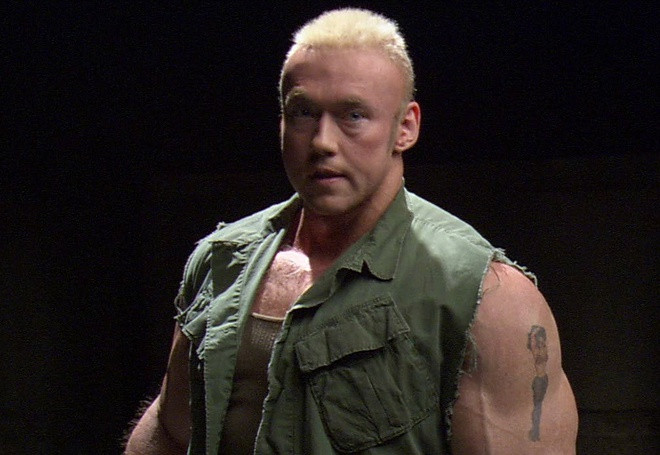 Kevin Durand trong X-Men Origins: Wolverine (2009): Dù có hình thể ấn tượng, Kevin Durand vẫn cần đến đội ngũ hóa trang tận hai lần để vào vai dị nhân Fred Dukes/Blob. Ê-kíp dùng đất sét để sao chép hình dáng của nam diễn viên, rồi đắp thêm đạo cụ nhằm tăng kích cỡ cơ ngực và bắp tay một cách hợp lý. Chưa dừng lại ở đó, khi Fred Dukes biến thành dị nhân Blob với thân hình cục mịch, họ tiếp tục độn thêm mút và latex vào phục trang của Durand.