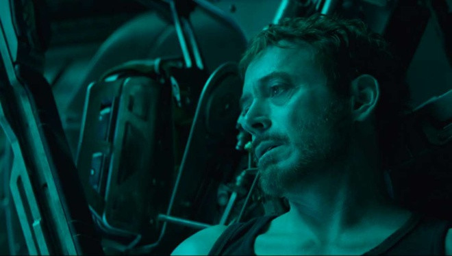 Robert Downey Jr. trong Avengers: Endgame (2019): Gắn bó với vai Tony Stark/Iron Man, Robert Downey Jr. rất chăm chỉ tập luyện, thậm chí còn theo học môn Vịnh Xuân quyền. Nhưng đoạn mở đầu Avengers: Endgame cần tài tử trông hốc hác khi nhân vật bị kẹt ngoài vũ trụ hơn 20 ngày mà không có đồ ăn tiếp tế, rồi trở nên suy nhược khi trở về Trái Đất. Không ép bản thân giảm cân một cách cực đoan như Christian Bale, Downey Jr. chỉ đơn giản nhờ đến kỹ xảo.