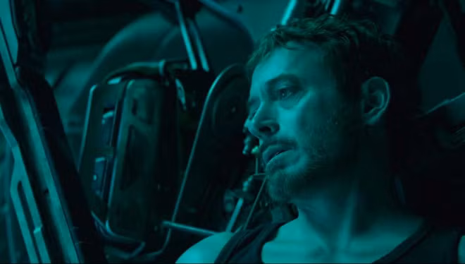 Robert Downey Jr. trong Avengers: Endgame (2019): Gắn bó với vai Tony Stark/Iron Man, Robert Downey Jr. rất chăm chỉ tập luyện, thậm chí còn theo học môn Vịnh Xuân quyền. Nhưng đoạn mở đầu Avengers: Endgame cần tài tử trông hốc hác khi nhân vật bị kẹt ngoài vũ trụ hơn 20 ngày mà không có đồ ăn tiếp tế, rồi trở nên suy nhược khi trở về Trái Đất. Không ép bản thân giảm cân một cách cực đoan như Christian Bale, Downey Jr. chỉ đơn giản nhờ đến kỹ xảo.