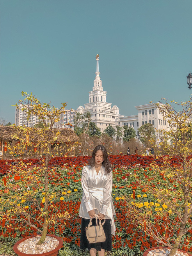 Theo tìm hiểu, chủ nhân của bộ ảnh là nữ sinh sinh năm 2000 có tên Phùng Thanh Hà, hiện đang là sinh viên Học viện Báo chí và Tuyên truyền.