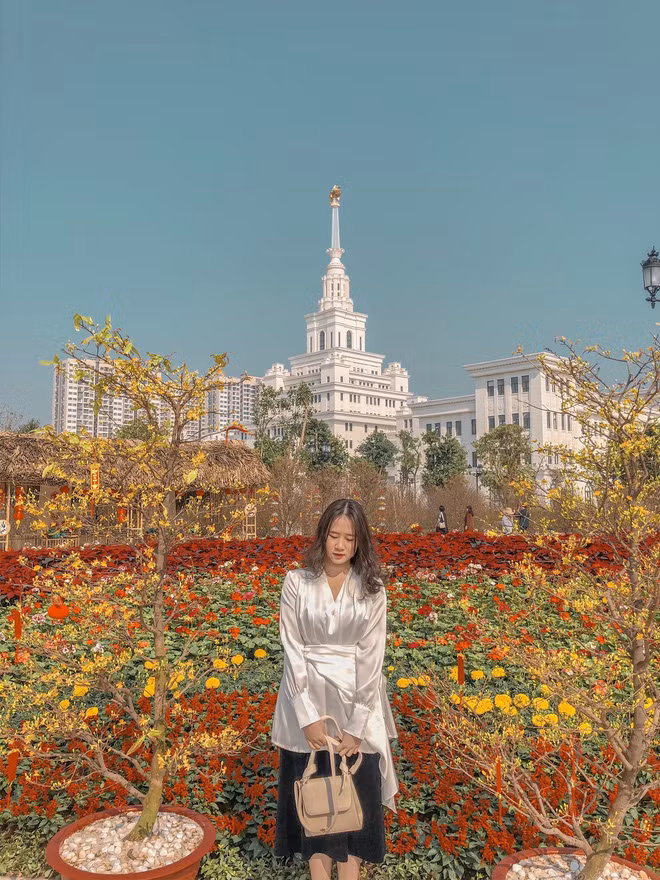 Theo tìm hiểu, chủ nhân của bộ ảnh là nữ sinh sinh năm 2000 có tên Phùng Thanh Hà, hiện đang là sinh viên Học viện Báo chí và Tuyên truyền.