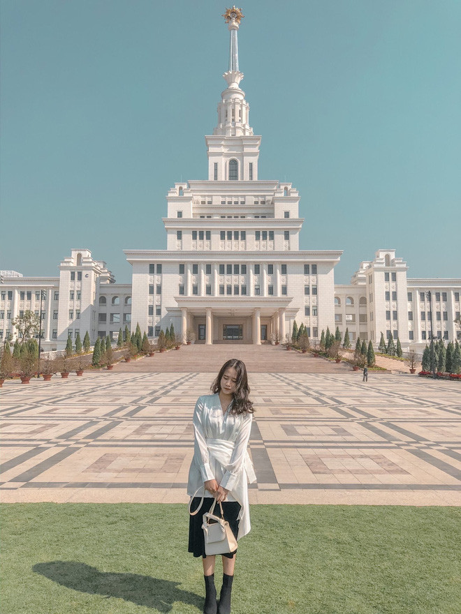 Với kiến trúc hoành tráng và học phí bạc tỷ, thời gian gần đây VinUni đã làm dậy sóng CĐM. Có được view sống ảo "sang xịn mịn" đông đảo giới trẻ vô cùng quan tâm, như loạt ảnh của nữ sinh 2K này là một minh chứng điển hình.