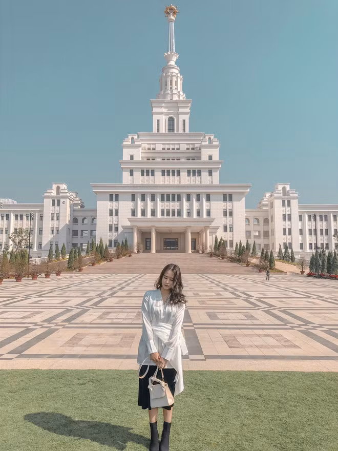 Với kiến trúc hoành tráng và học phí bạc tỷ, thời gian gần đây VinUni đã làm dậy sóng CĐM. Có được view sống ảo "sang xịn mịn" đông đảo giới trẻ vô cùng quan tâm, như loạt ảnh của nữ sinh 2K này là một minh chứng điển hình.