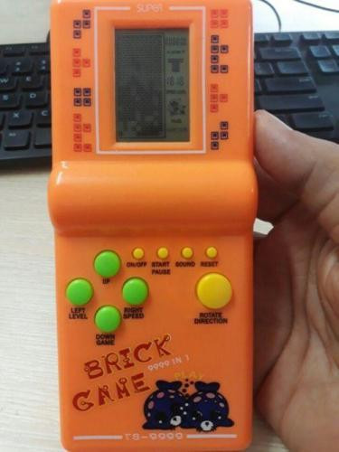 Cho đến hiện tại, những máy chơi game cầm tay này vẫn khiến các bạn trẻ thế hệ 9X mê mệt dù ngày này vô vàn trò chơi trên smartphone hấp dẫn.