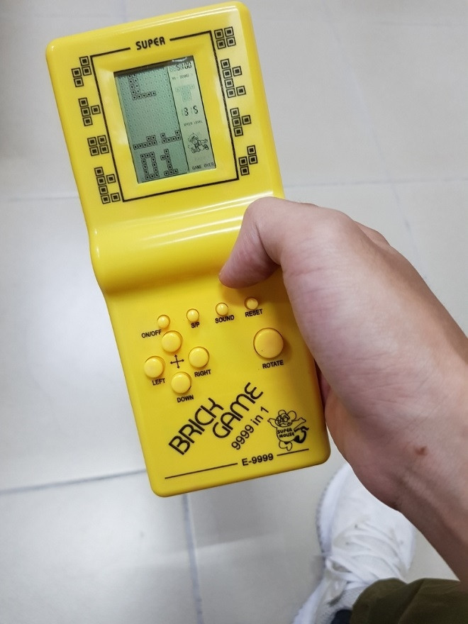 Có thể, các bạn trẻ 9X còn nhớ tới những chiếc máy chơi game cầm tay. Thời đó, gia đình phải có điều kiện mới được bố mẹ mua cho một chiếc máy chơi điện này chạy bằng pin con thỏ này.