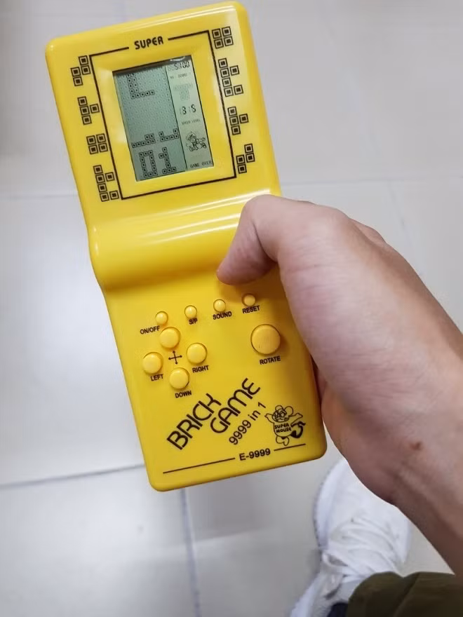 Có thể, các bạn trẻ 9X còn nhớ tới những chiếc máy chơi game cầm tay. Thời đó, gia đình phải có điều kiện mới được bố mẹ mua cho một chiếc máy chơi điện này chạy bằng pin con thỏ này.