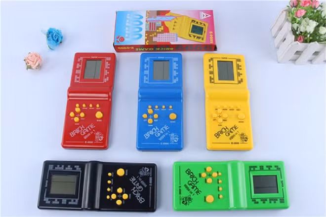 Chiếc máy điện tử cầm tay này chỉ có màn ảnh hai màu đen trắng với những trò xếp gạch, đua xe, bắn xe tăng...