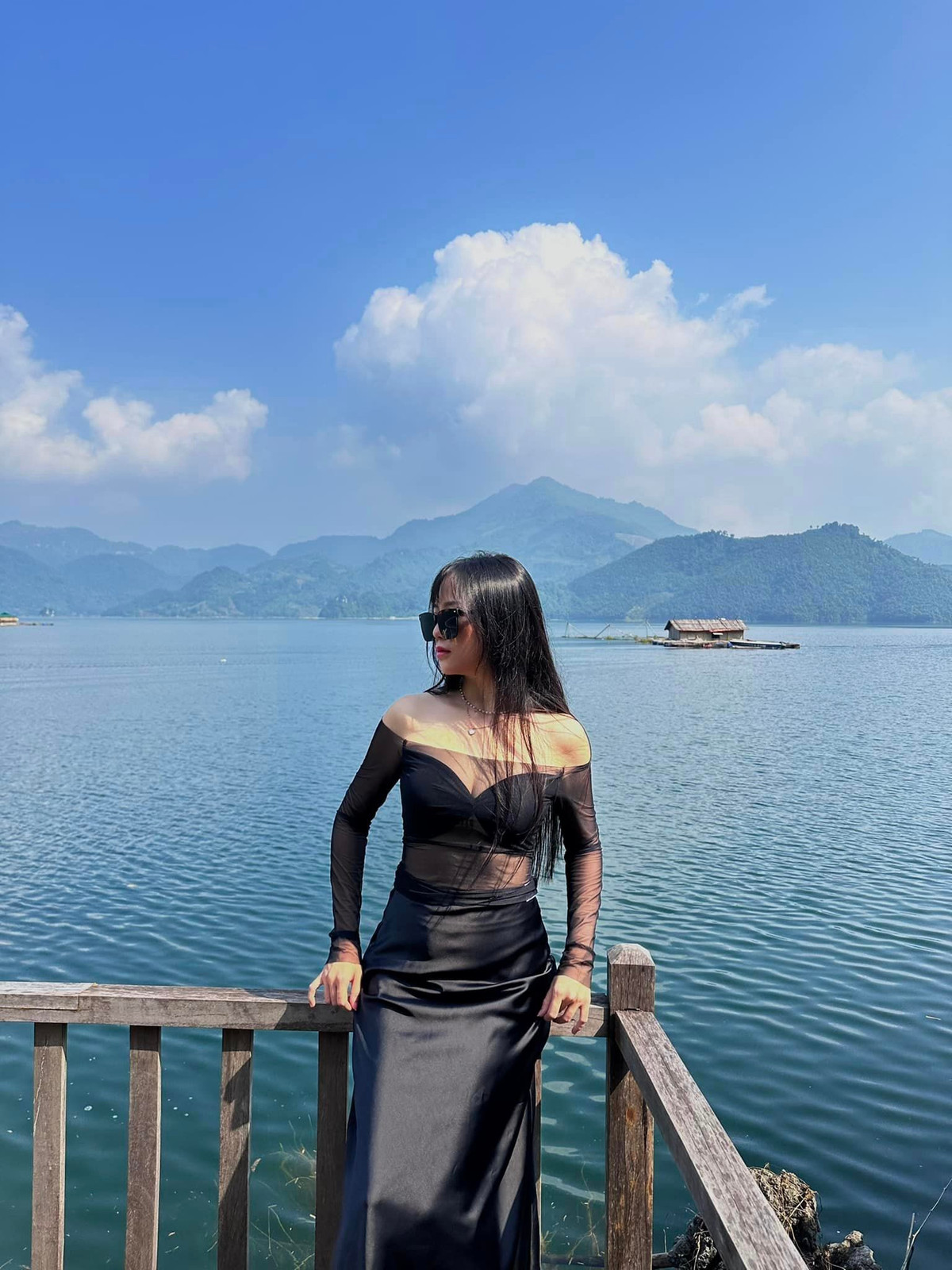 Zoom cận vào từng đường nét của body, dù chưa đạt đến độ hoàn hảo song hành động này thông điệp mạnh mẽ về việc phụ nữ nên tự tin vào bản thân và quyền được thể hiện vẻ đẹp của mình mà không sợ bị phán xét.