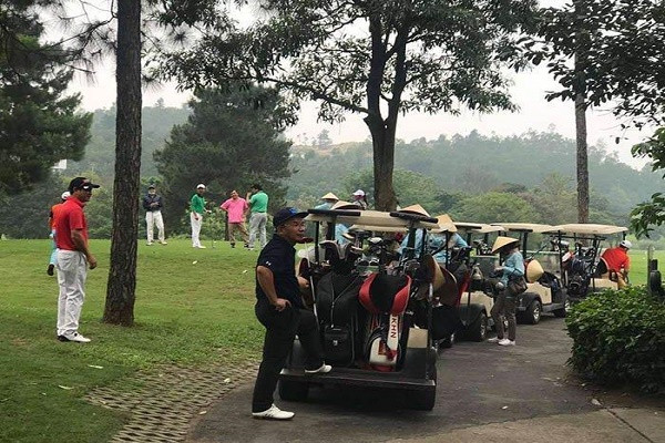 Xe dien noi duoi nhau cho khach vao san golf: Lanh dao huyen Tam Dao noi gi?