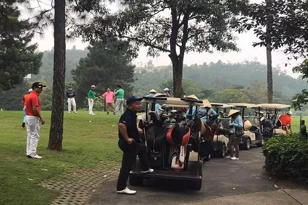 Xe dien noi duoi nhau cho khach vao san golf: Lanh dao huyen Tam Dao noi gi?