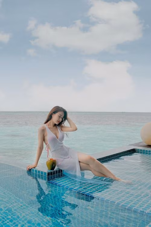 Mai Phương cho rằng, phụ nữ không cần tập quá nặng, tập luyện để duy trì thân hình săn chắc và khỏe mạnh là được. Bởi, nếu tập quá nặng, cơ bắp lên nhiều khiến cơ thể phái đẹp kém đi sự mềm mại, nữ tính vốn có.