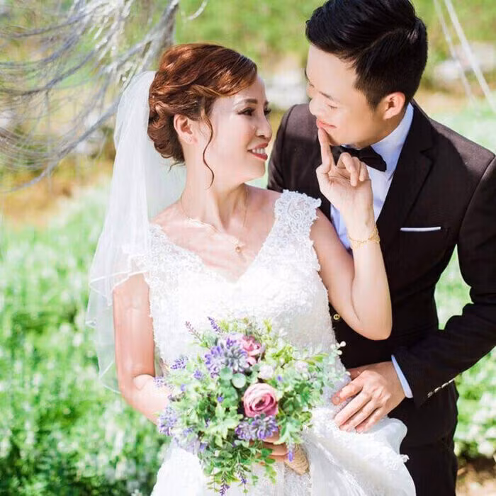 Trong bài viết khoe ảnh đại gia đình của mình, cô dâu Thu Sao chia sẻ về chặng đường 3 năm bên nhau với chồng trẻ và gửi lời cảm ơn chân thành đến người hâm mộ vì đã đồng hành cùng mình trong suốt thời gian qua.