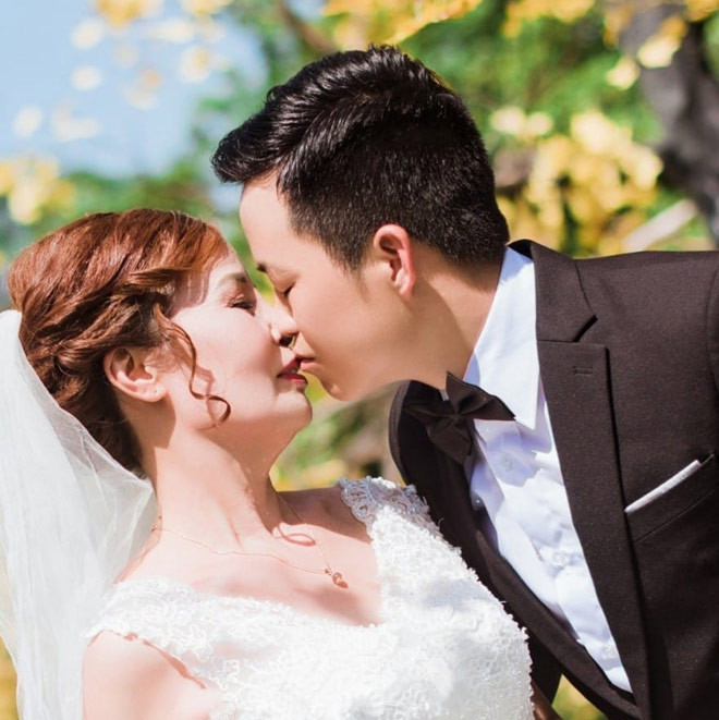 Trên trang cá nhân, cô dâu 62 tuổi và chồng trẻ thường xuyên livestream chia sẻ về cuộc sống hạnh phúc.