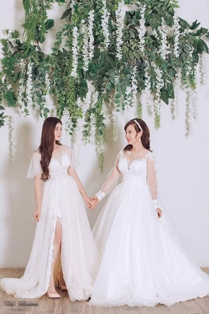 Có thể thấy, con gái cô dâu 62 tuổi Cao Bằng sở hữu nhan sắc xinh đẹp, hiền hậu với làn da trắng sứ cùng vóc dáng thon gọn, cao ráo.