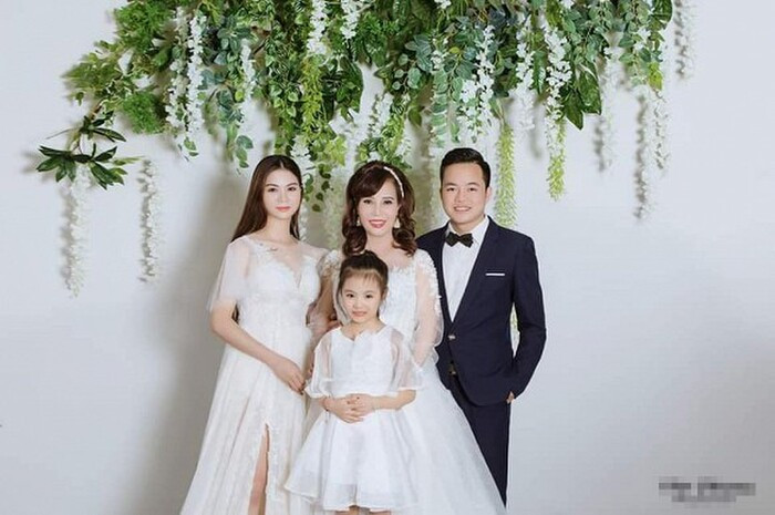 Mới đây, trên trang cá nhân cô dâu Thu Sao cho đăng tải hình ảnh bên đại gia đình cùng những chia sẻ về chặng đường 3 năm bên nhau với chồng trẻ. Tuy nhiên, nhân vật được chú ý lại là con gái của người phụ nữ đến từ cao bằng.