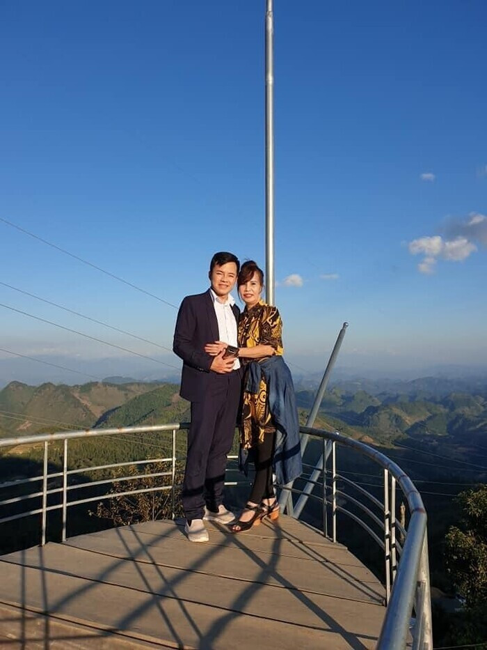 Ai nấy cũng bày tỏ sự bất ngờ và xuýt xoa trước vẻ ngoài nổi bật của con gái "cô dâu 62 tuổi".