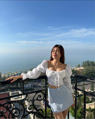 Ngoài rèn luyện cơ thể, Yến Xuân còn nâng cấp gu ăn mặc để tôn lên vóc dáng đồng hồ cát của mình.