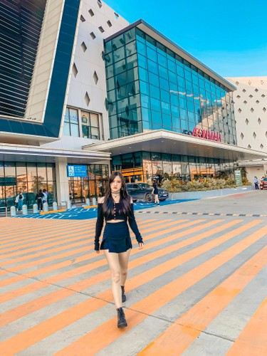 Phương Anh từng cho biết ý tưởng treo huy chương ở cửa quán được cô nàng ngẫu hứng nghĩ ra vừa để thu hút khách đến mua hàng, vừa là cách cô flex (khoe thành tích đáng tự hào mà bản thân từng đạt được) với mọi người. Từ khi xuất hiện, cảnh tượng này khiến nhiều người qua đường tò mò, ghé vào hỏi han.