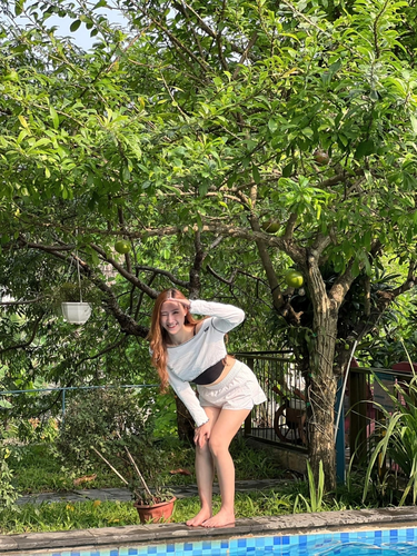 Cô Hoa - mẹ Phương Anh - vui mừng khi nhiều người tới ủng hộ quán nhờ dây treo tràn ngập huy chương của con gái. Trong mắt cô, Phương Anh là niềm tự hào của gia đình.