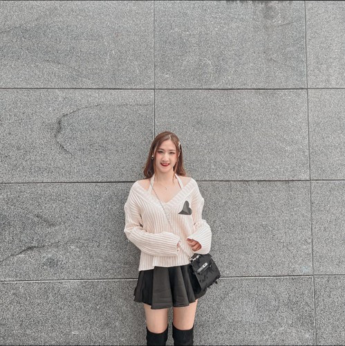 Điều khiến quán nhà Phương Anh trở nên đặc biệt so với những nơi bán lạp xưởng khác là việc trang trí bằng rất nhiều tấm huy chương ở cửa. Đây là thành quả cô đạt được trong quá trình tập luyện, thi đấu đến nay.