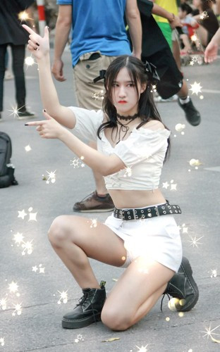 Mỗi ngày, quán nhà Phương Anh bán được khoảng 40-50 chiếc lạp xưởng, hôm nào đông có thể lên đến 70 cái. Thời điểm đông khách nhất là khoảng 21h, khi nhiều bạn trẻ ra đường đi chơi tối.