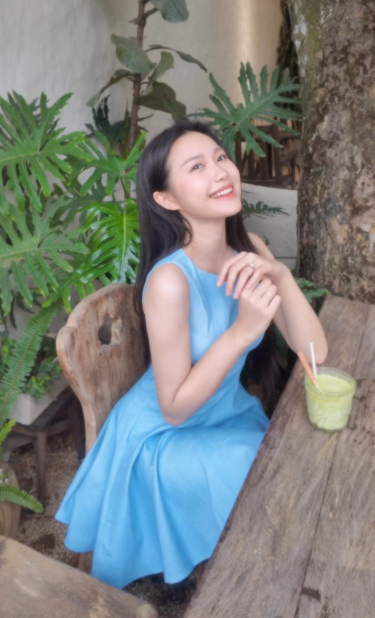 Nhưng điều khiến nhiều người bất ngờ là cô không hề bị "xuống sắc" sau sinh như nhiều người lo ngại, mà ngược lại, nhan sắc và thần thái của vợ cầu thủ Đoàn Văn Hậu như được "nâng tầm" theo thời gian.