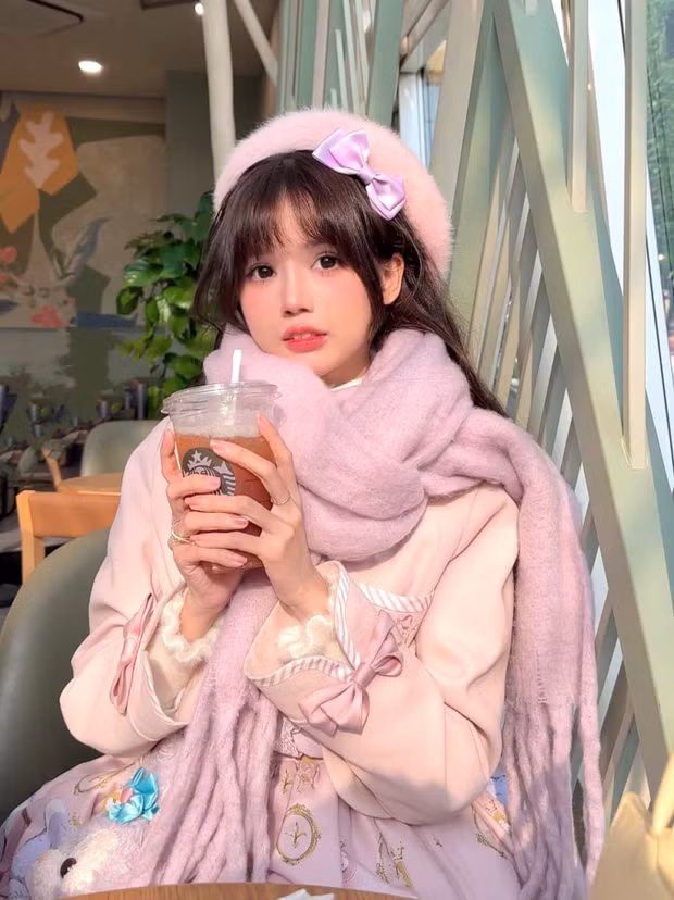 Pun (@_punpuncutee) là idol TikTok khá nổi tiếng với cư dân mạng. Nhắc đến cô nàng, nhiều người sẽ nghĩ ngay đến niềm đam mê váy lolita.