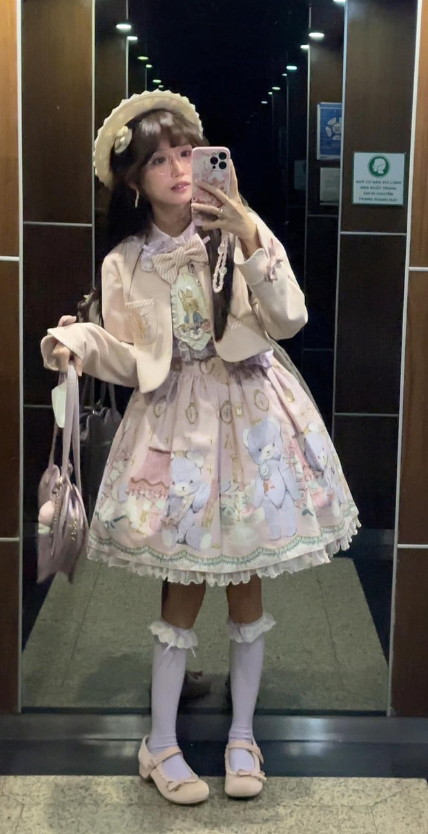 Pun cho biết mình thích mặc váy từ nhỏ và bắt đầu tìm hiểu về phong cách Lolita từ năm 2018. Cảm giác được mặc một chiếc váy nhiều ren, nhiều chi tiết bồng bềnh khiến cô nàng thấy mình xinh hơn, tự tin hơn.