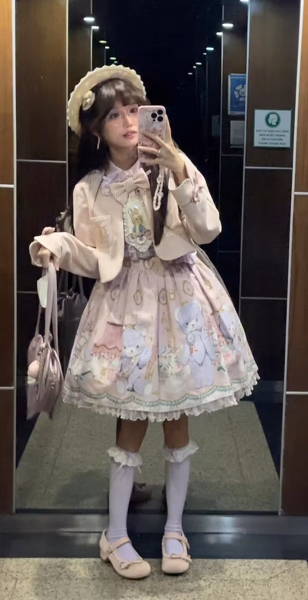 Pun cho biết mình thích mặc váy từ nhỏ và bắt đầu tìm hiểu về phong cách Lolita từ năm 2018. Cảm giác được mặc một chiếc váy nhiều ren, nhiều chi tiết bồng bềnh khiến cô nàng thấy mình xinh hơn, tự tin hơn.