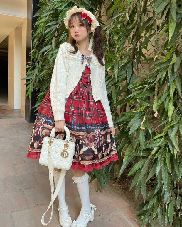 Pun có tên thật là Phạm Diễm Quỳnh, hiện đang sinh sống ở Hà Nội. Cô nàng nổi tiếng với niềm đam mê váy Lolita bồng bềnh kiểu công chúa, sở hữu kênh TikTok 1,3 triệu người theo dõi và gần 58 triệu lượt yêu thích.