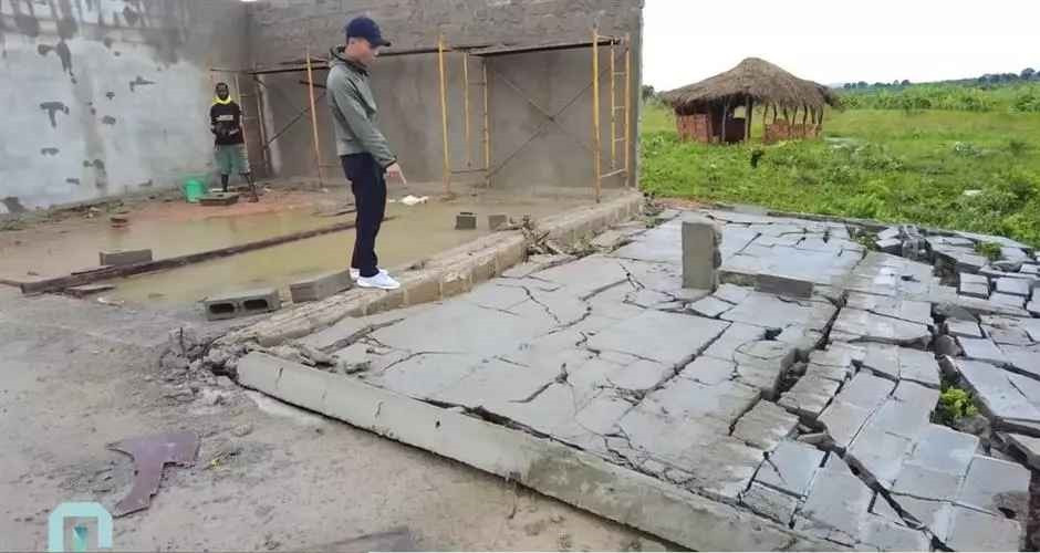 Theo đó, để tăng gia sản xuất, anh đã mua rất nhiều máy móc hiện đại. Bởi vậy nam Youtuber đã xây thêm nhà kho để cất các loại máy móc đắt tiền này.