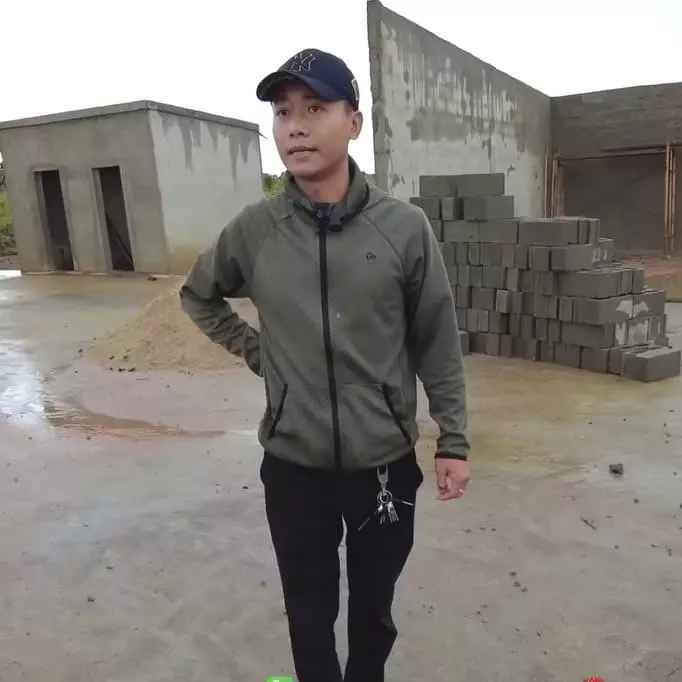 Nguyên nhân là do xây dựng sai kĩ thuật, không dùng các biện pháp chằng chống nên phần tường thiếu kiên cố.