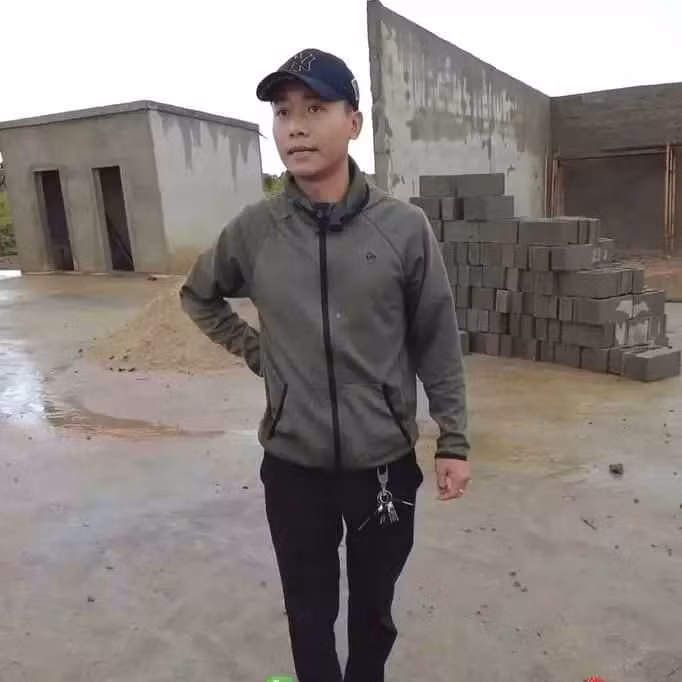 Nguyên nhân là do xây dựng sai kĩ thuật, không dùng các biện pháp chằng chống nên phần tường thiếu kiên cố.